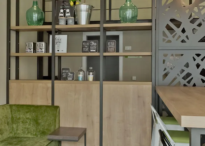 Super 8 By Wyndham West Hotel