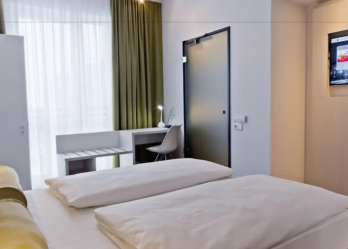 Super 8 By Wyndham West Hotel