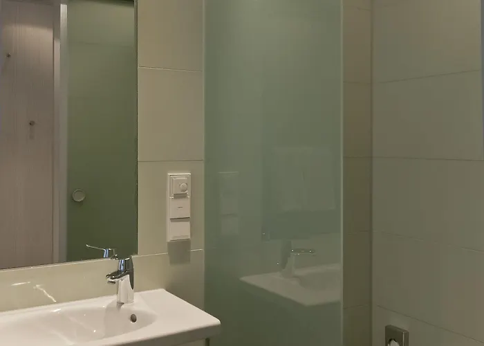 Super 8 By Wyndham West