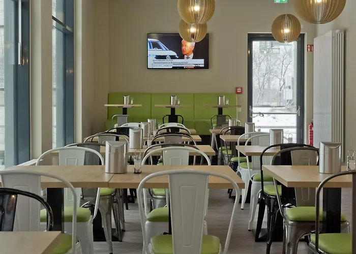 Super 8 By Wyndham West