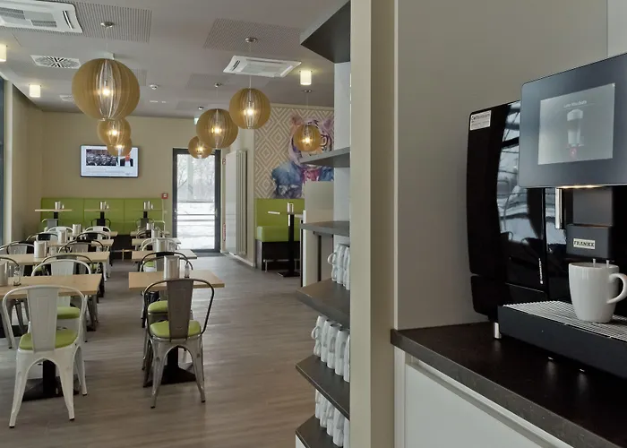 Super 8 By Wyndham West Hotel