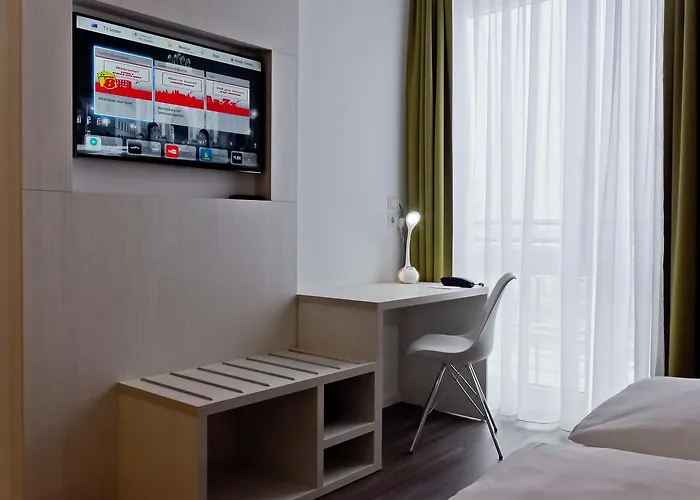 Hotel Super 8 By Wyndham West