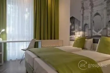 Super 8 By Wyndham West