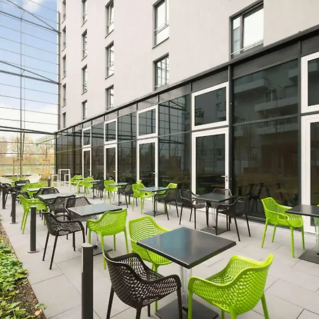 Super 8 By Wyndham West Hotel