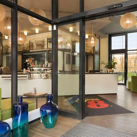 Hotel Super 8 By Wyndham West