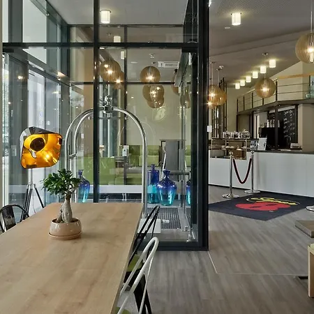 Hotel Super 8 By Wyndham West