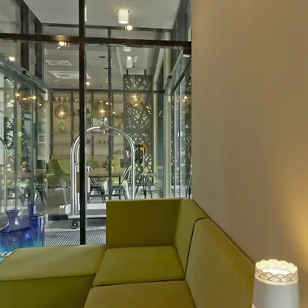 Super 8 By Wyndham West