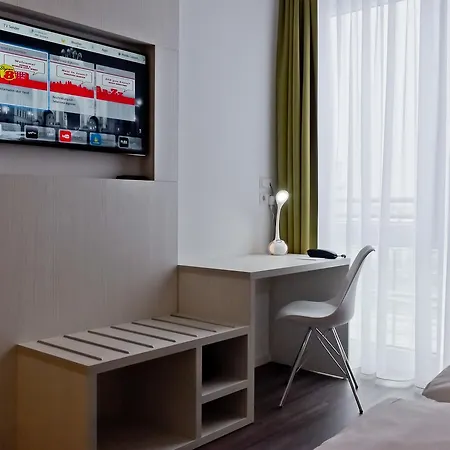 Hotel Super 8 By Wyndham West