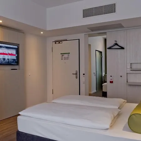 Super 8 By Wyndham West Hotel 3*
