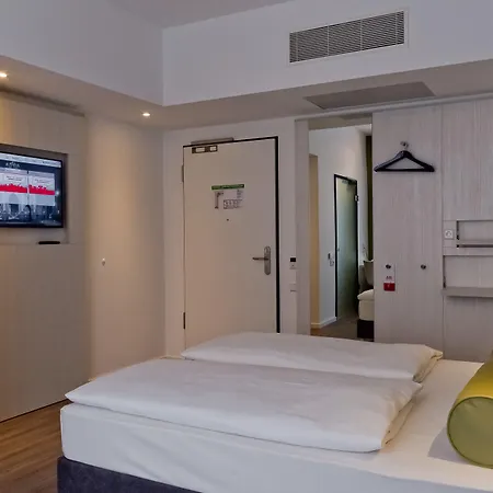 Hotel Super 8 By Wyndham West
