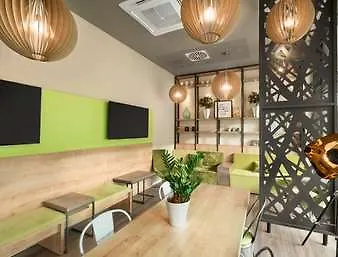 Super 8 By Wyndham West